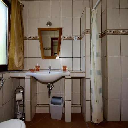 Sarreti Apartmanhaz 블로톤퓌레드