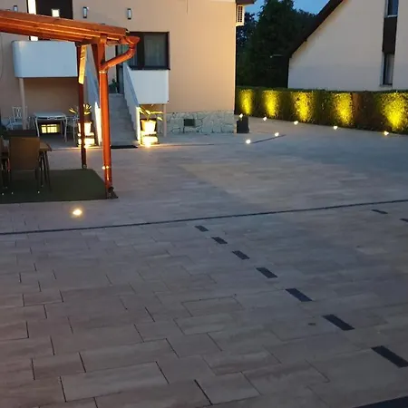 Sarreti Apartmanhaz *