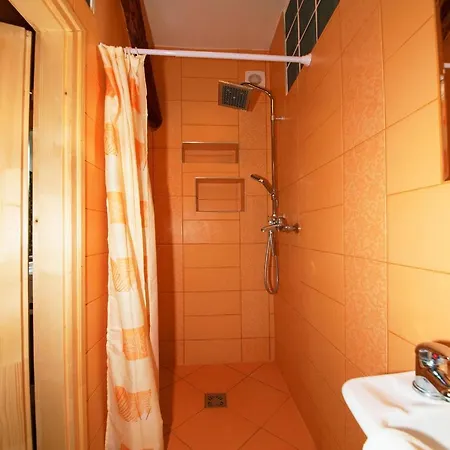 Sarreti Apartmanhaz 블로톤퓌레드
