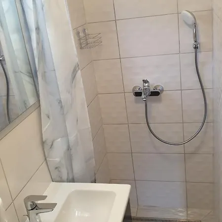 Sarreti Apartmanhaz 블로톤퓌레드