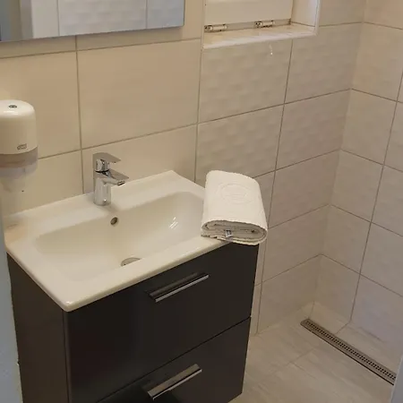 Sarreti Apartmanhaz 블로톤퓌레드